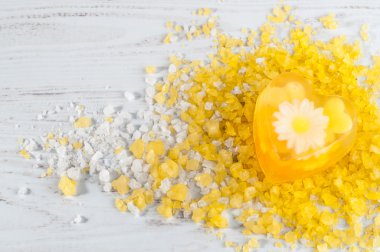 Otlar ve banyo tuzu ile el yapımı sabun ile