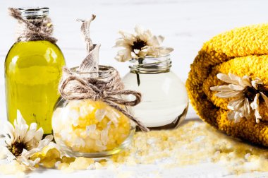 Spa, banyo tuzu, petrol, ahşap bir masa üzerinde otlar