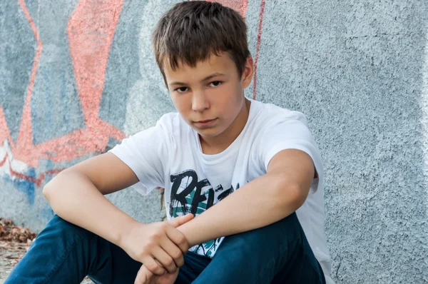 Triste adolescent à l'extérieur près du mur — Photo