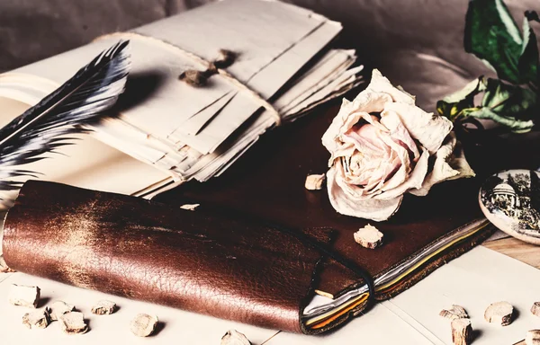 Παλιό δερμάτινο σημειωματάριο και ξηρό τριαντάφυλλο — Φωτογραφία Αρχείου