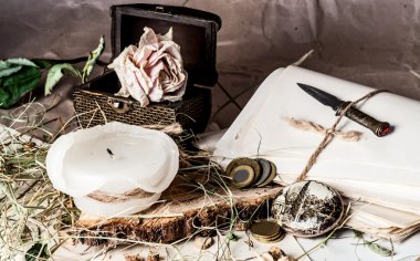 mum ve eski şeyler masada