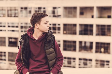 ciddi genç ev çatıda oturan