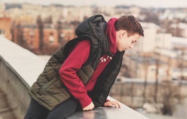 evin çatısında mutlu genç