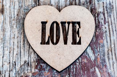 büyük ahşap plakalar arka plan üzerinde dekoratif kalp