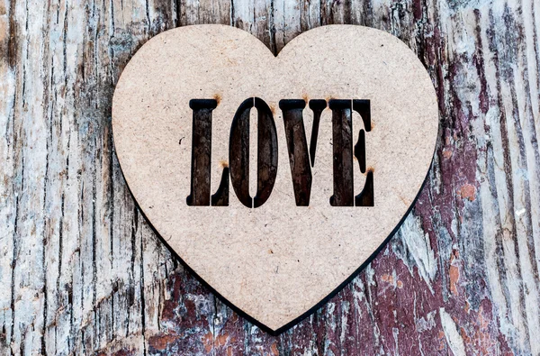 büyük ahşap plakalar arka plan üzerinde dekoratif kalp