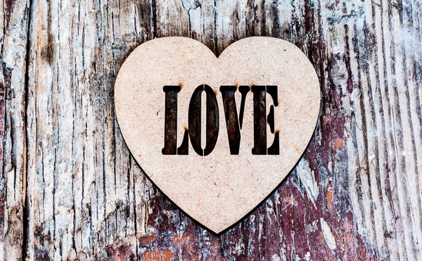 büyük ahşap plakalar arka plan üzerinde dekoratif kalp