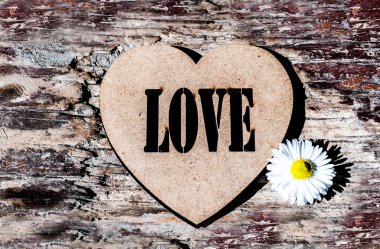 büyük ahşap plakalar arka plan üzerinde dekoratif kalp