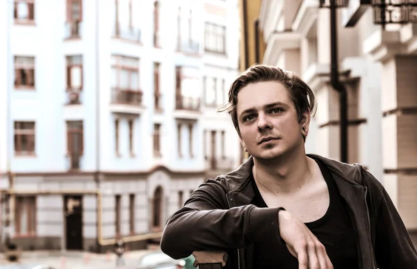 Evin yanında şık delikanlı