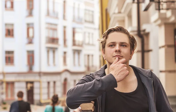 Jovem homem elegante perto da casa — Fotografia de Stock