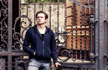 gate yakınındaki bir bisiklet ile genç adam