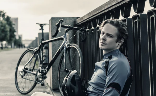 川の近くの自転車で若い男 — ストック写真