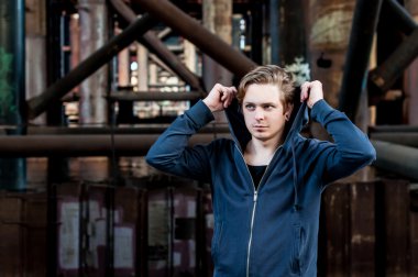 genç adam bir kaputa koyar