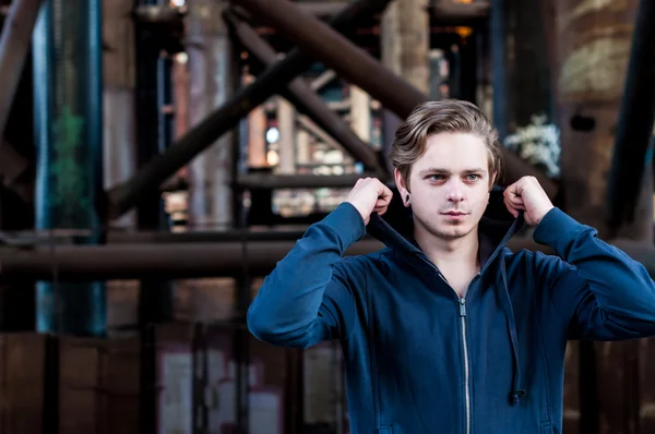 Young man puts on a hood — Stock Photo, Image