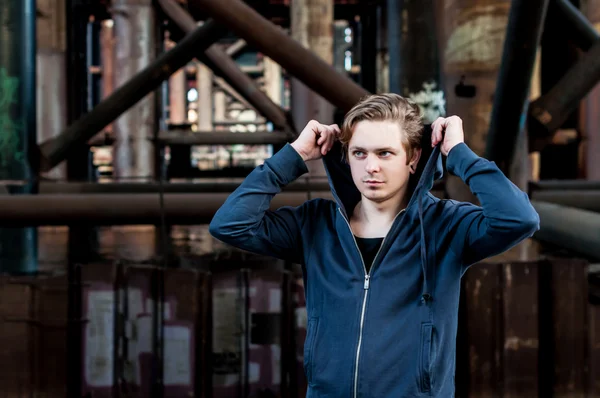 genç adam bir kaputa koyar