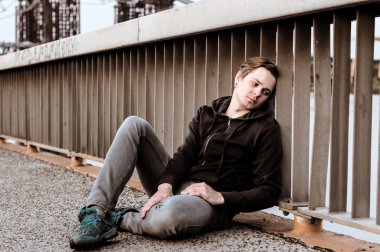 genç adam eskrim yakınındaki oturuyor