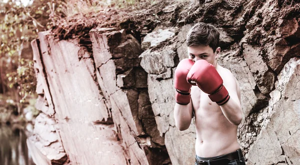 Teenager v Boxerské rukavice poblíž útesu — Stock fotografie