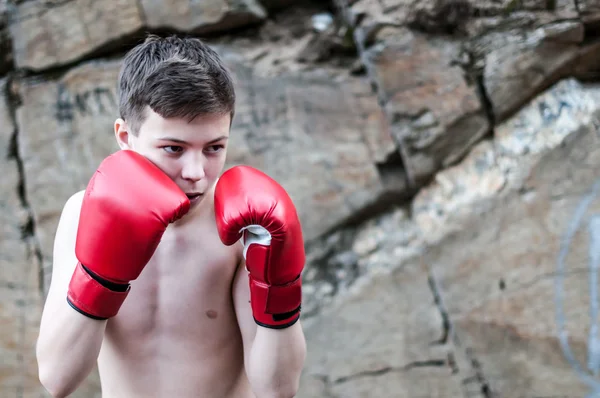 Adolescente en guantes de boxeo cerca del acantilado —  Fotos de Stock