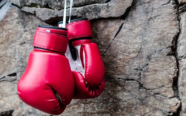 Boxerské rukavice jsou zavěšeny na skále — Stock fotografie