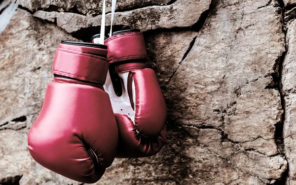 Boxerské rukavice jsou zavěšeny na skále — Stock fotografie