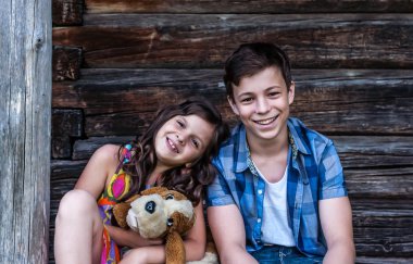 Evin verandada mutlu çocuklar