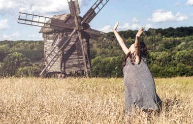 mutlu küçük kız alanında