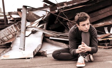 Dalgın genç ev çatıda oturan