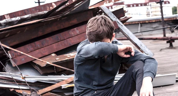 Pensive підліток сидить на даху будинку — стокове фото