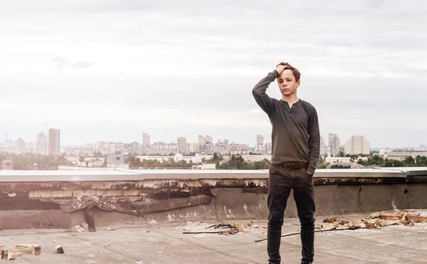 Підліток на даху високої будівлі — стокове фото