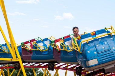 Lunaparktaki mutlu genç