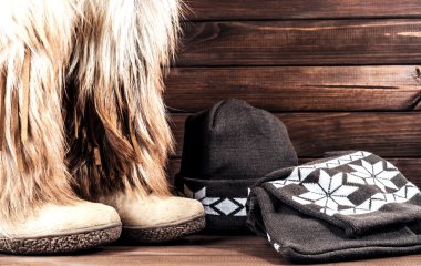 Bayan kışlık botlar, şapka ve atkı