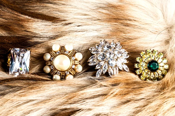 Hermosas joyas hechas de oro y piedras preciosas — Foto de Stock