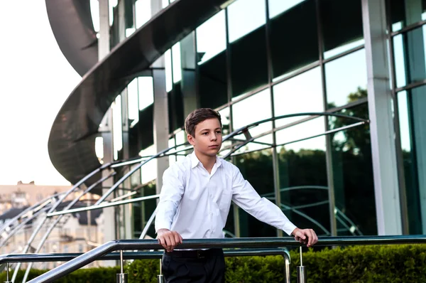 Vážnou dospívající nedaleko obchodního centra — Stock fotografie