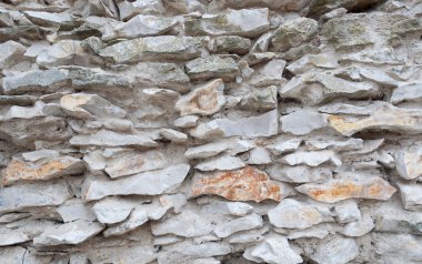 Arka plan olarak gri taş duvar