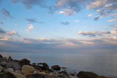 Akşam gelgit taşlarla sahilde 