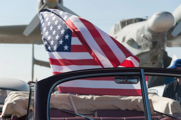 Parabrisas descapotable, bandera americana en el asiento trasero — Foto de Stock