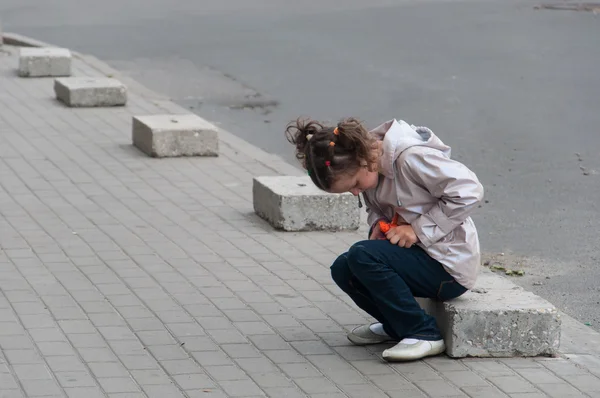 Joven niña con juguete al aire libre — Foto de Stock