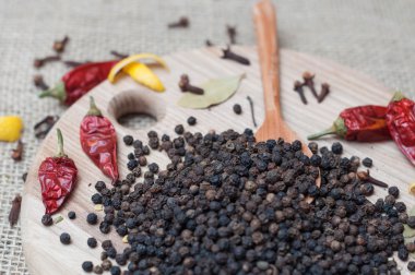 tahta kaşık üzerine karabiber