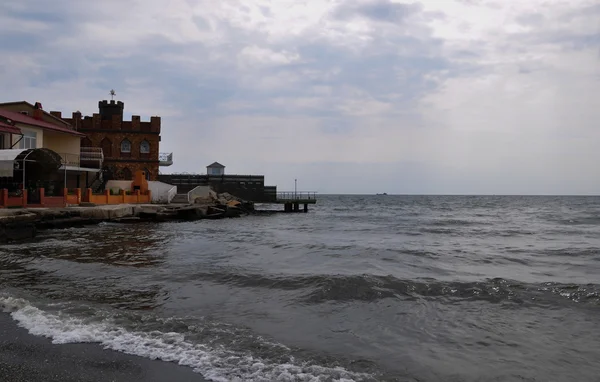 Sommarhus vid havet på kvällen — Stockfoto