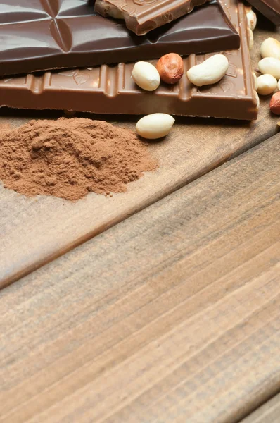 Chocolate negro y leche, nueces, cacao —  Fotos de Stock