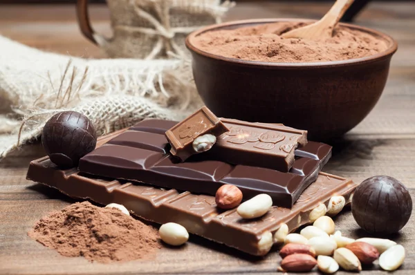 Chocolate negro y leche, nueces, cacao —  Fotos de Stock