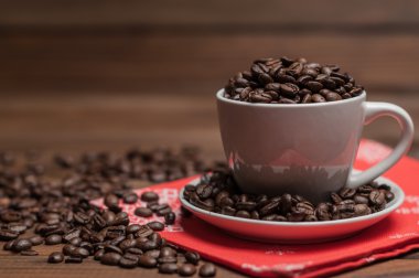 kahve kırmızı peçeteye