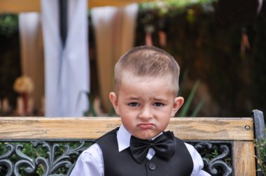 kelebek ile bir takım elbise içinde bebek beyefendi