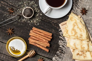 Krep yerken üzerine bir tabak, çay ve baharatlar
