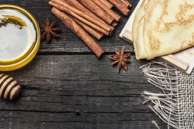 Krep yerken üzerine bir tabak, çay ve baharatlar