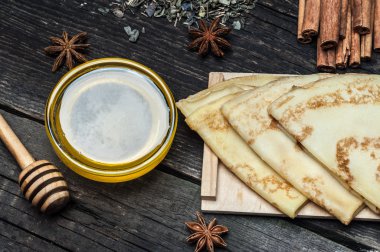 Krep yerken üzerine bir tabak, çay ve baharatlar