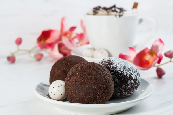 Kuchen mit Kaffee und Schokolade und Kokosflocken — Stockfoto