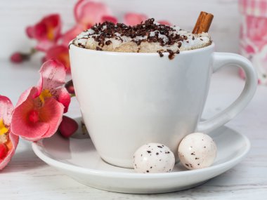 Latte ve orkide masada