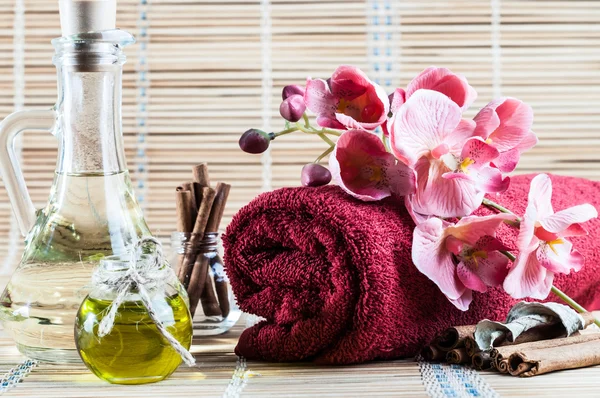 Spa, óleos, canela, bela orquídea — Fotografia de Stock