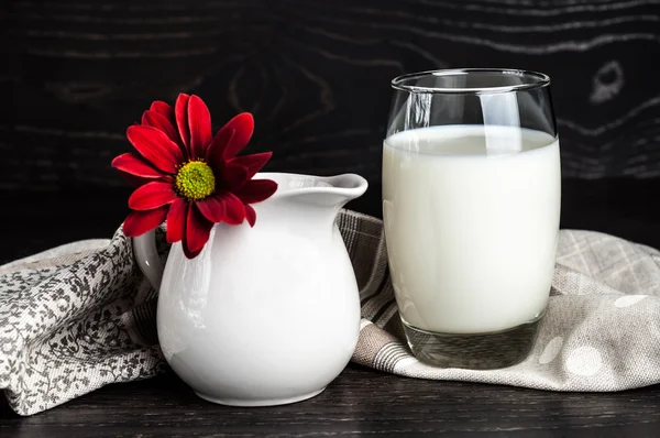 Milk in a glass on the table — Stock Photo, Image