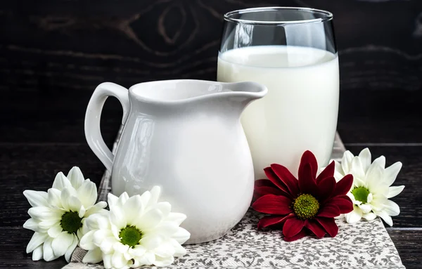 Milk in a glass on the table — Stock Photo, Image